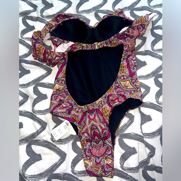 Stylish One piece Swimsuit - Picture 3 of 3